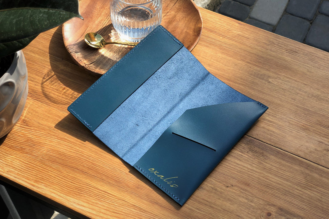 Embossed Leather Check Presenter: Restaurant Bill Holder