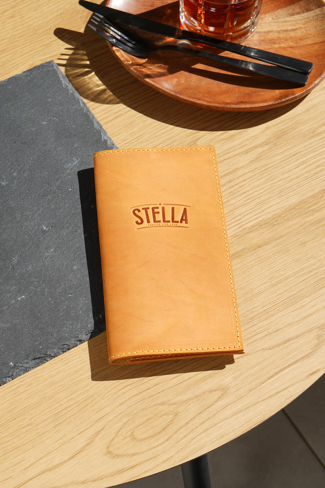 Vintage Leather Check Presenter: Custom Logo Bill Holder for Restaurant & Cafes