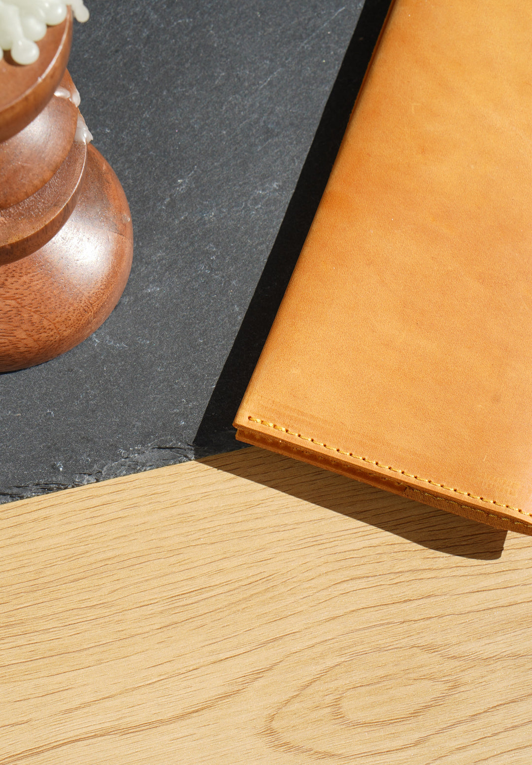 Vintage Leather Check Presenter: Custom Logo Bill Holder for Restaurant & Cafes