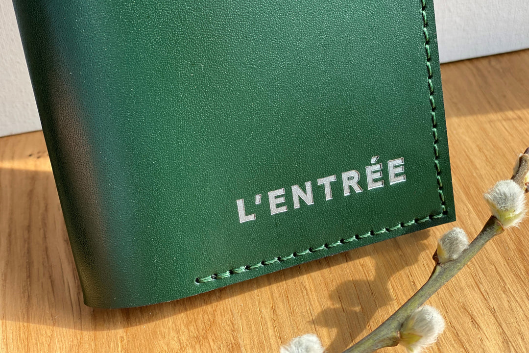 Check presenter for restaurant.